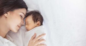 背景画像_出産後の妊婦と赤ちゃん